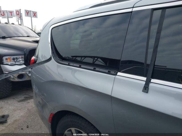 Chrysler Pacifica Touring L Plus Image 15