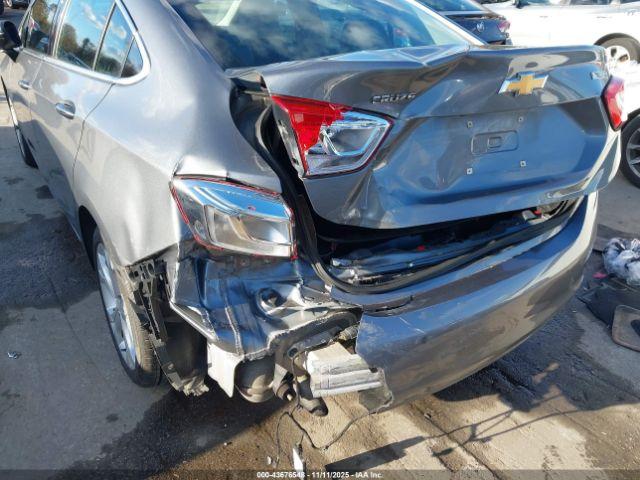 Chevrolet Cruze Premier Auto Image 4