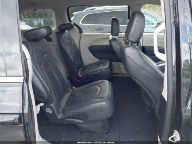 Chrysler Pacifica Touring-l Image 12