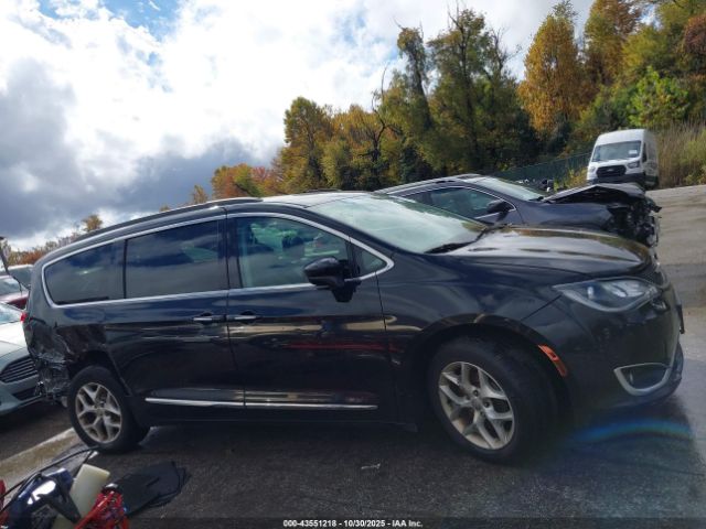 Chrysler Pacifica Touring-l Image 2