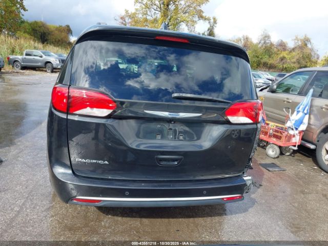 Chrysler Pacifica Touring-l Image 3