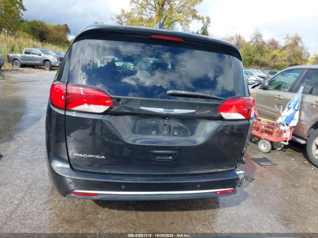 Chrysler Pacifica Touring-l Image 3