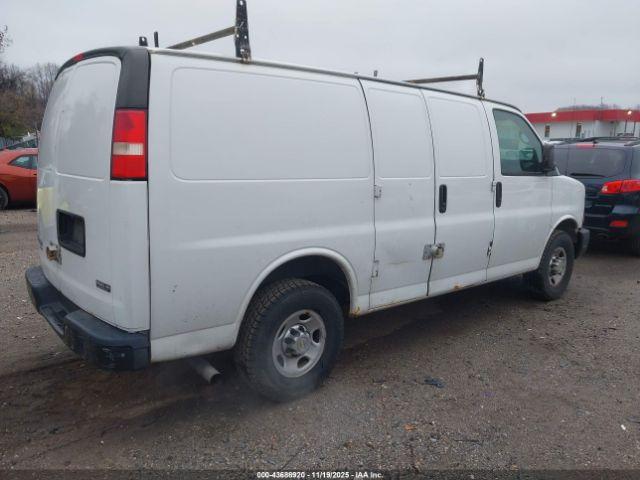 Chevrolet Express Work Van Image 4