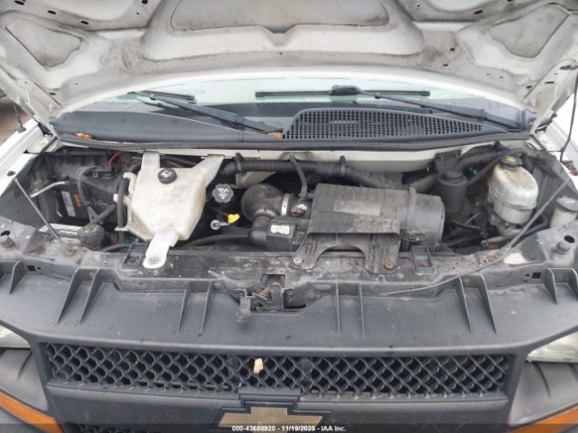 Chevrolet Express Work Van Image 10