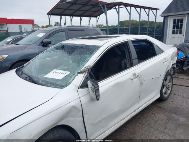 Toyota Camry Se Image 11