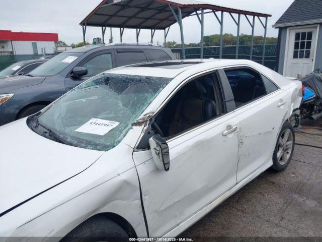 Toyota Camry Se Image 11