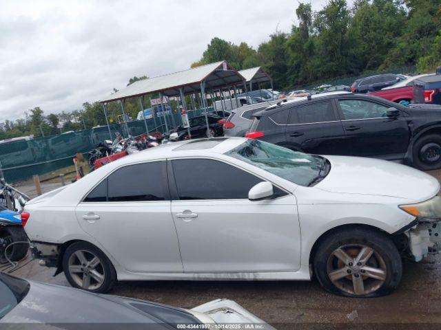 Toyota Camry Se Image 12