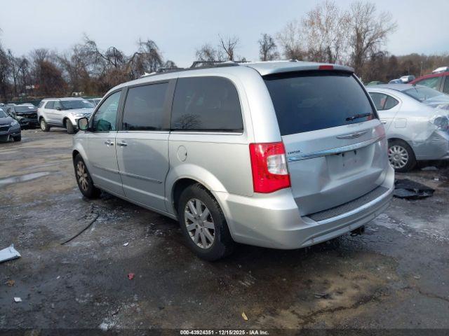 Chrysler Town & Country Touring-l Image 5