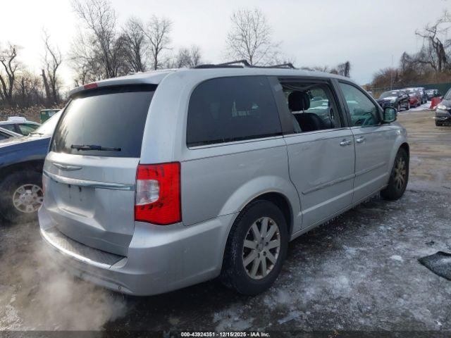 Chrysler Town & Country Touring-l Image 2
