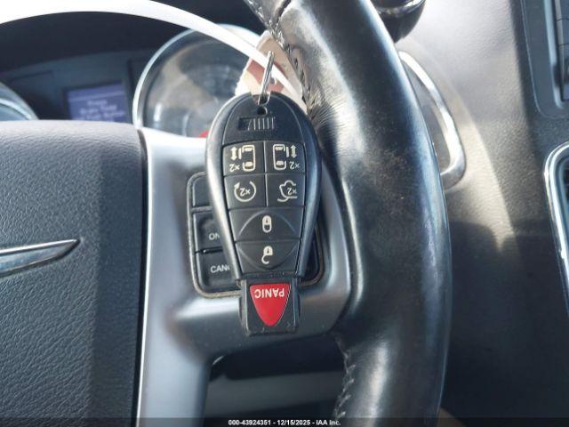 Chrysler Town & Country Touring-l Image 11