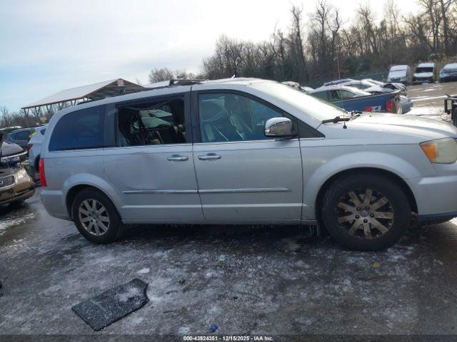 Chrysler Town & Country Touring-l Image 8
