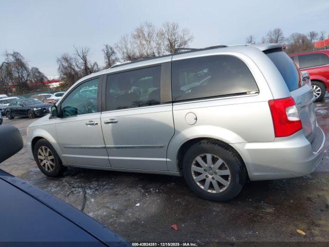 Chrysler Town & Country Touring-l Image 15
