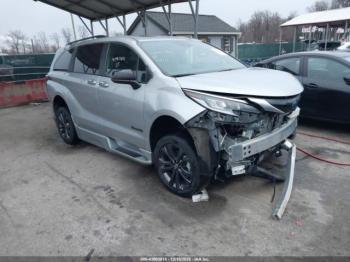  Salvage Toyota Sienna