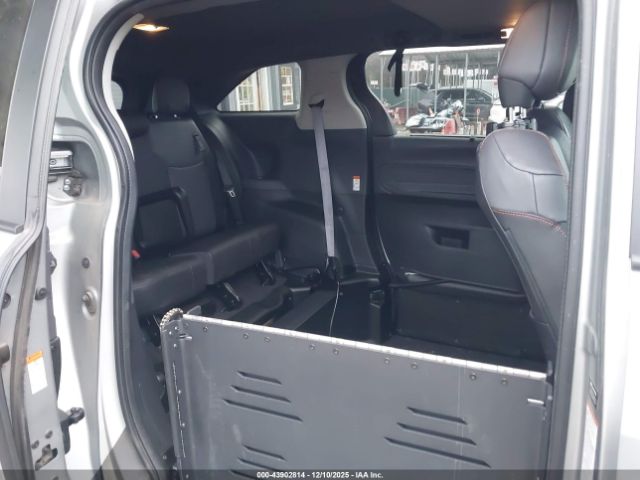 Toyota Sienna Xse Image 10