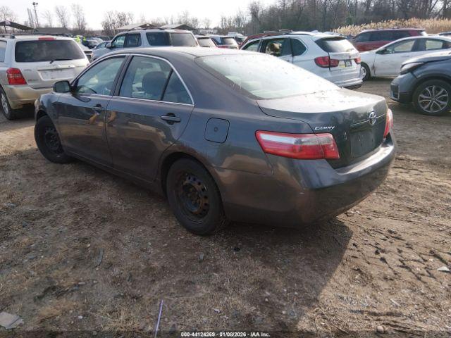 Toyota Camry Le Image 3