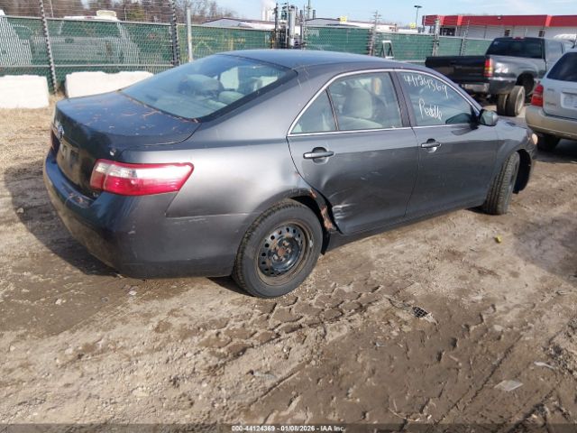Toyota Camry Le Image 4