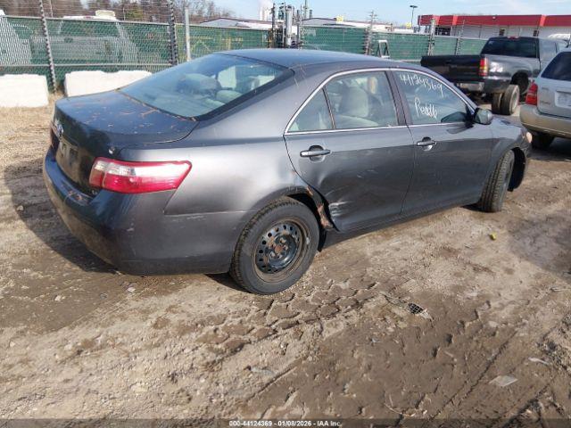 Toyota Camry Le Image 4