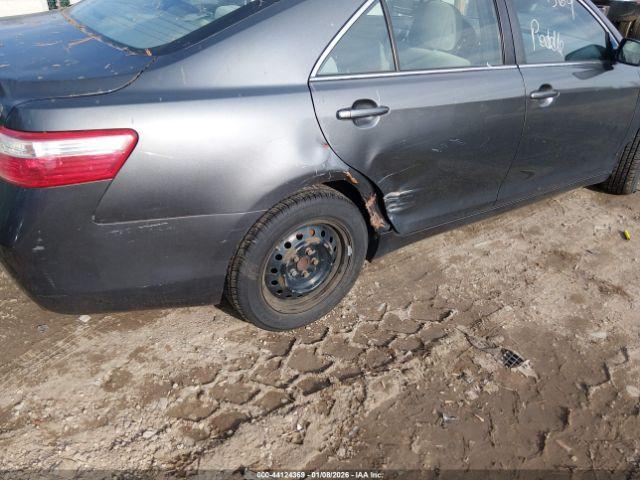 Toyota Camry Le Image 6
