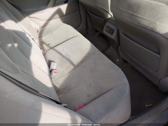 Toyota Camry Le Image 13