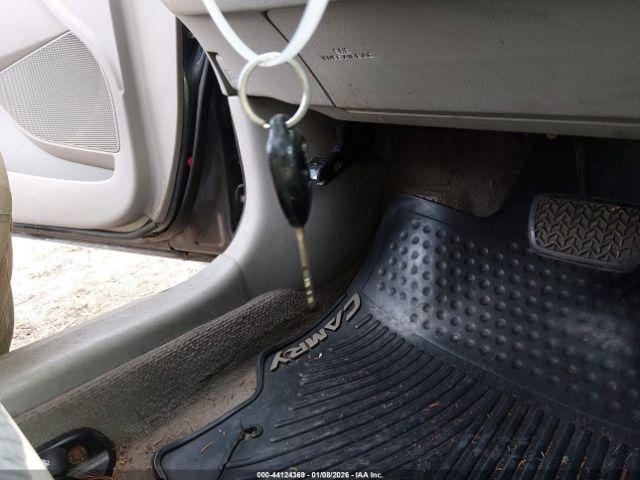 Toyota Camry Le Image 8