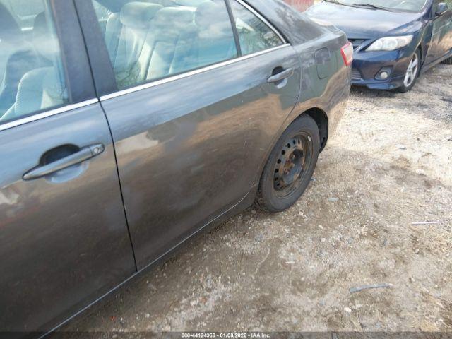 Toyota Camry Le Image 12