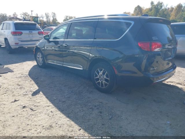 Chrysler Pacifica Touring L Image 3