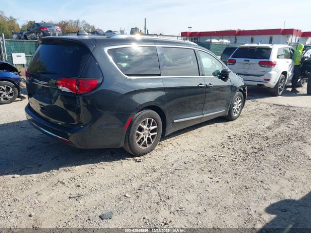 Chrysler Pacifica Touring L Image 4