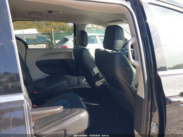 Chrysler Pacifica Touring L Image 10