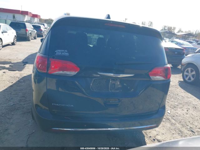 Chrysler Pacifica Touring L Image 14