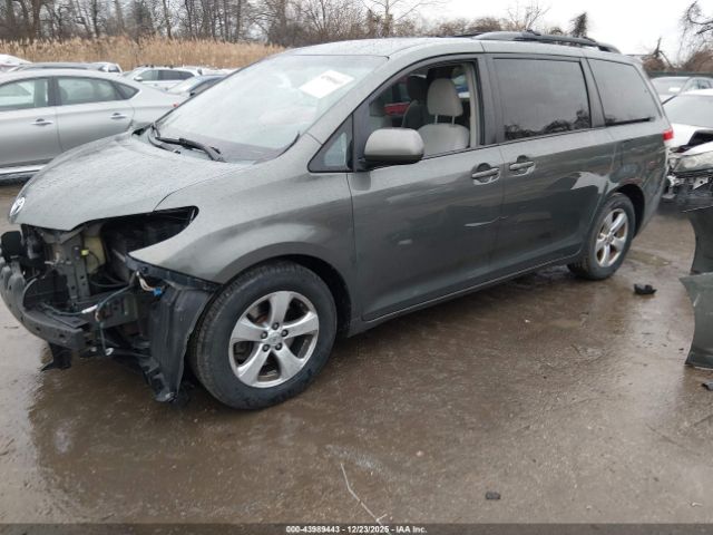 Toyota Sienna Le V6 8 Passenger Image 2