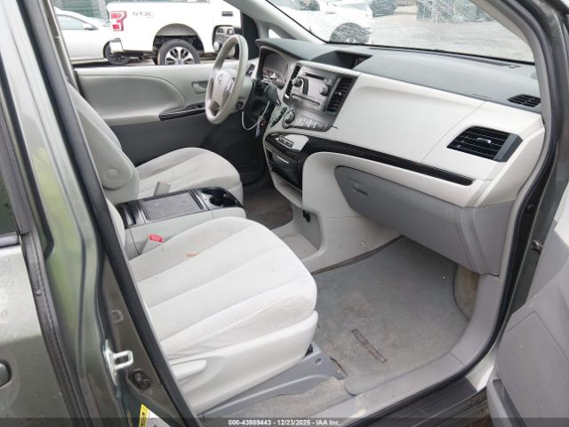 Toyota Sienna Le V6 8 Passenger Image 4