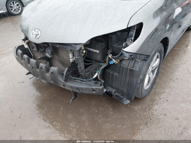 Toyota Sienna Le V6 8 Passenger Image 3