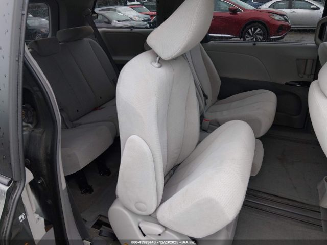 Toyota Sienna Le V6 8 Passenger Image 18