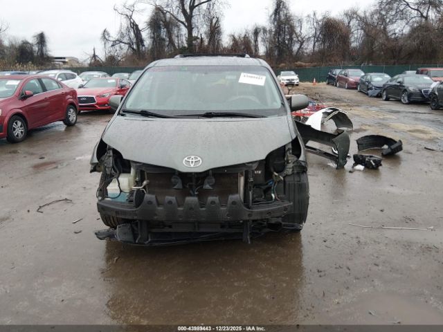 Toyota Sienna Le V6 8 Passenger Image 17