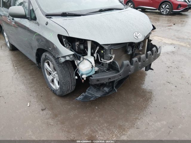 Toyota Sienna Le V6 8 Passenger Image 14